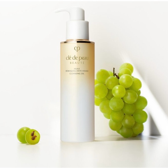 cle’ de peau cleansing oil - Picture 1 of 8